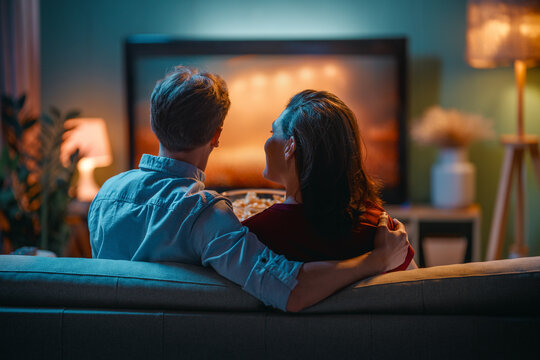 Casal aproveitando o melhor do cinema em casa com estabilidade